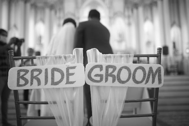 chairs with the words bride and groom on them Chairs with the words bride and groom on them